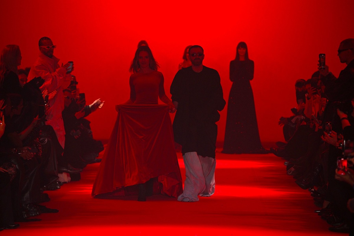 Наталья Водянова и Гурам Гвасалия на показе Vetements automne-hiver 2024-2025 