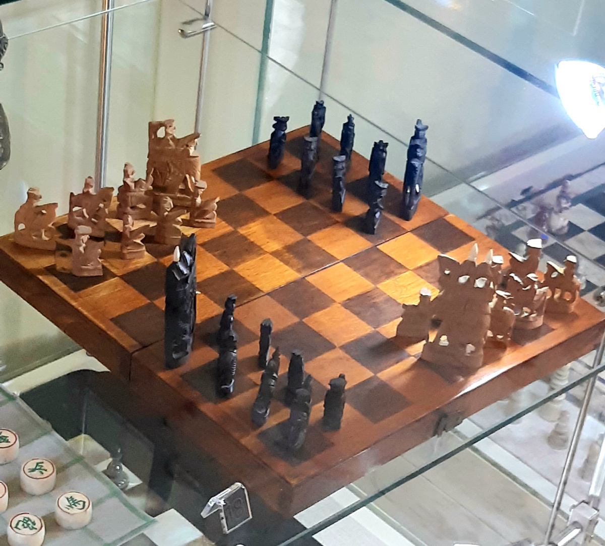 Древние шахматы - это шахматы на четверых ;)