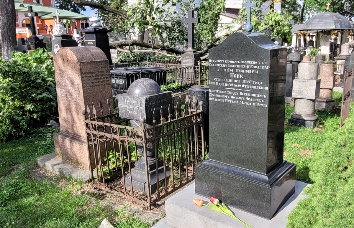 Справа налево: памятник И.И. Бове, затем - М.В. Поливановой, потом - Е.А. Степановой