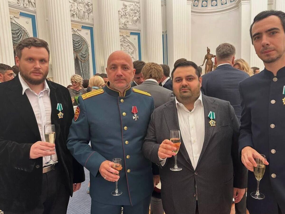    Политический деятель Захар Прилепин и российские пранкеры Вован и Лексус после получения госнаград в Кремле© Фото : RIA_Kremlinpool/Telegram