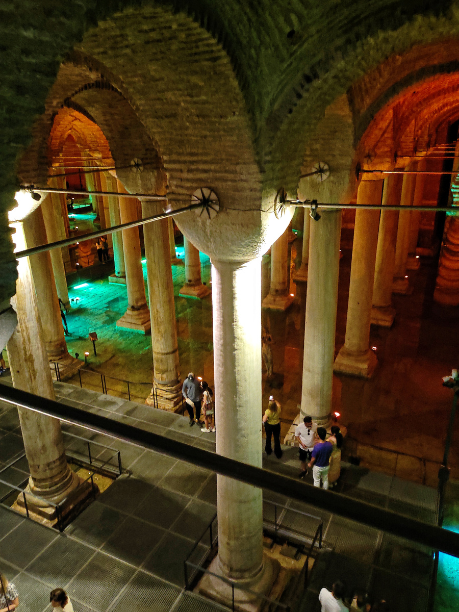 Спускаемся вниз, народу немного