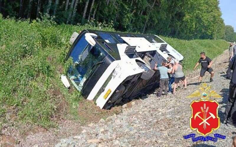 В Кузбассе перевернулся пассажирский автобус. Авария произошла на трассе Р-255 «Сибирь».