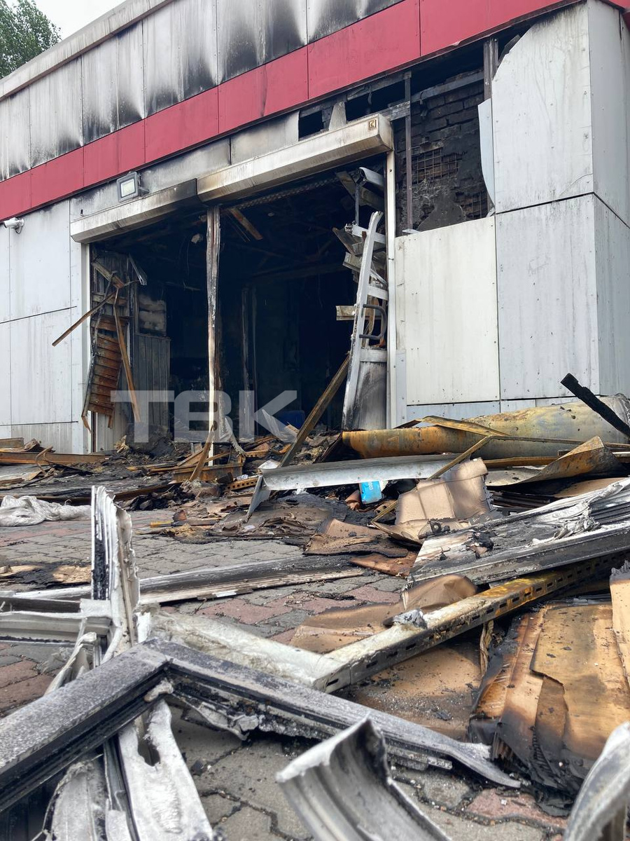 Так выглядит торговый центр «Витальевский» после ночного пожара. Фото сделаны в 11:00 4 июля. На месте работают МЧС и Росгвардия, толпятся люди.