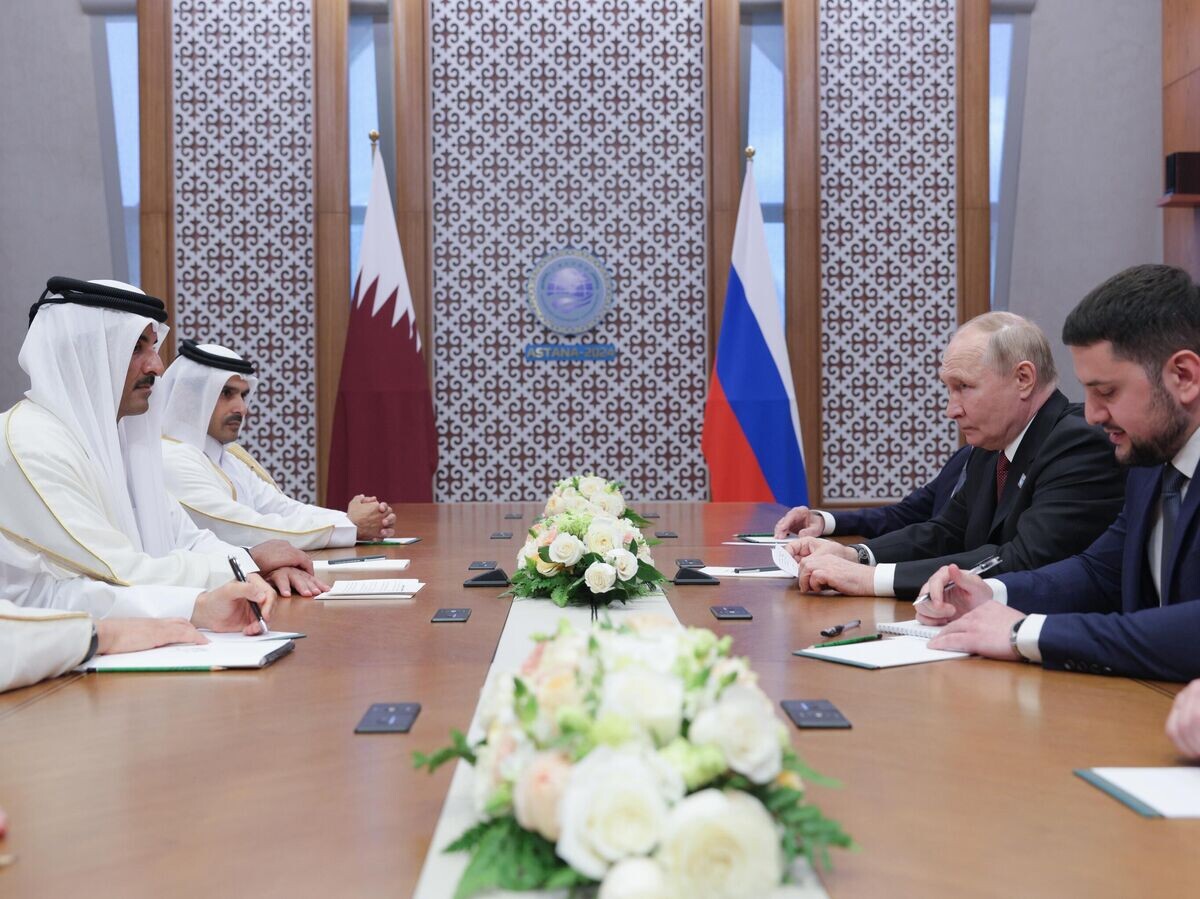    Президент РФ Владимир Путин и эмир Катара шейх Тамим бен Хамад Аль Тани во время встречи на полях саммита Шанхайской организации сотрудничества© РИА Новости / POOL