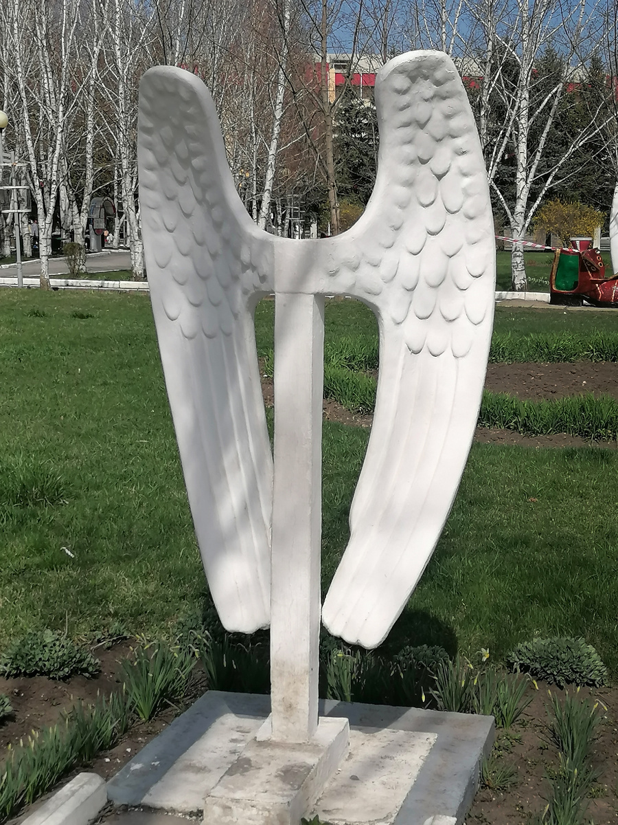 Скульптура "Крылья Виктории" на территории санатория. Апрель 2024 года.