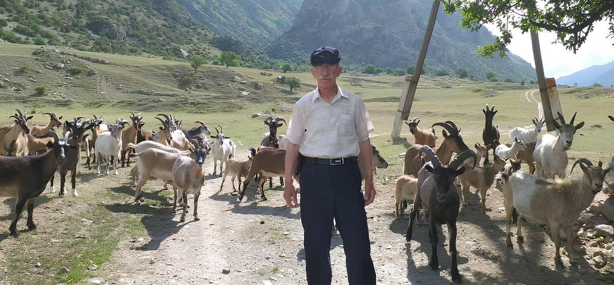 Алий Кульчаев со своими питомцами