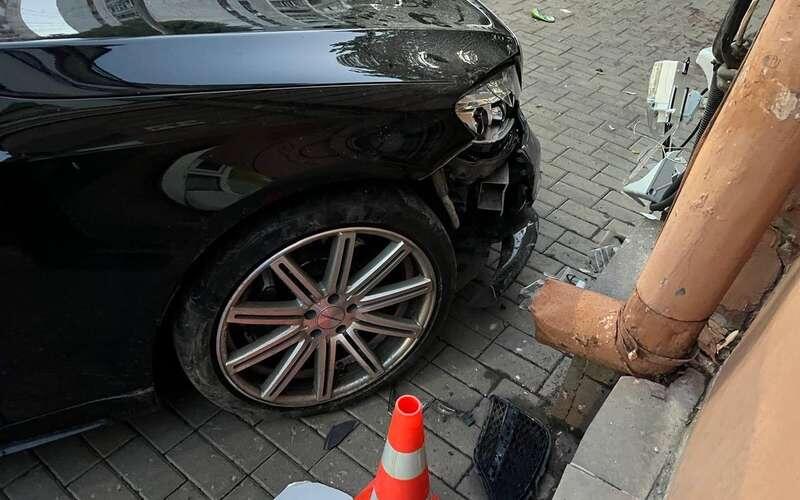 В центре Воронежа в аварии пострадали два пешехода. 2 июля в 19:30 Mercedes S-класса на улице Никитинской выехал на тротуар, сбил двух человек и врезался в стену дома.