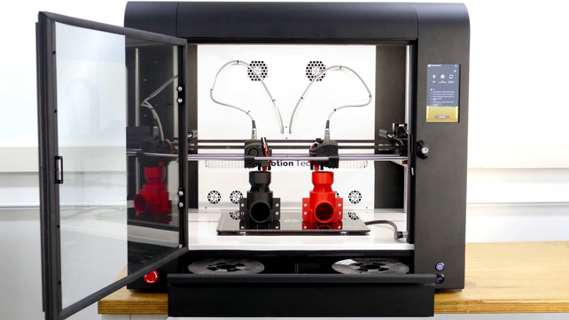 Так выглядит обычный 3D-принтер. В этой коробочке можно сделать всё, что вы сможете смоделировать и что влезет в габариты принтера