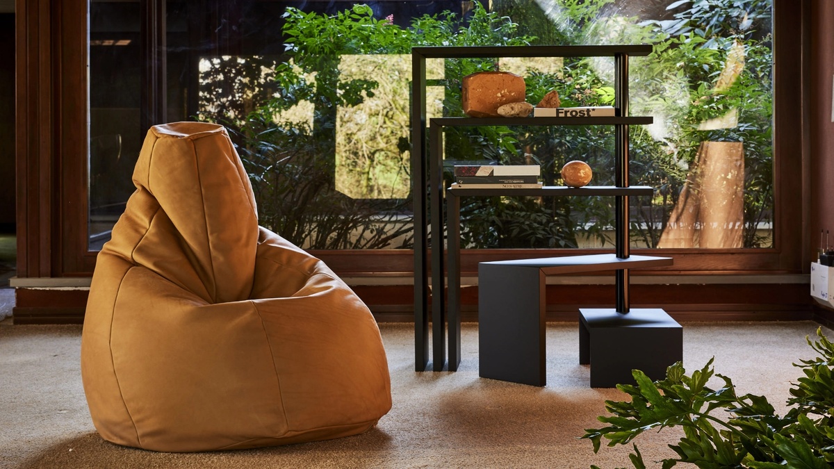 В этом году исполняется 55 лет одному из главных культовых дизайнерских предметов мебели ХХ века -  креслу-мешку Sacco. Мы рассказываем вам о его славной истории. Итак, на календаре 1968-й год.