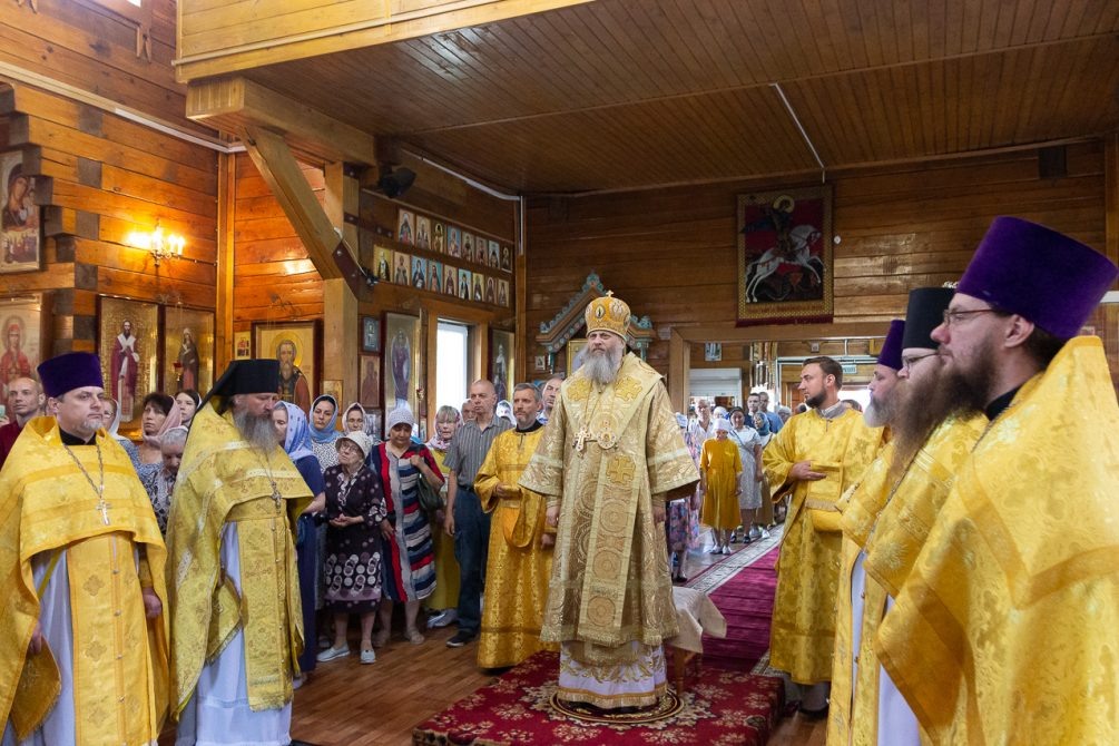    Митрополит Новосибирский и Бердский Никодим во время богослужения.