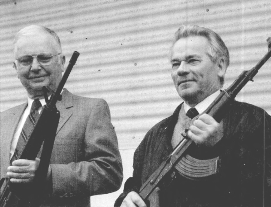 Стоунер и Калашников, 22 мая 1990-го года. (Фото - общественное достояние)