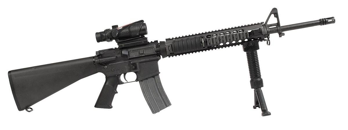 Более современная винтовка M16A4 с "аксессуарами". (Автор фото Program Executive Office Soldier, CC BY 2.0)