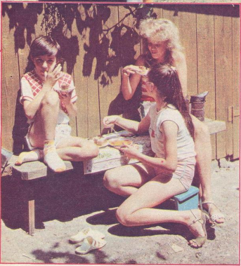 Золотичтый мед со свежим хлебом.... да еще и на улице!
фрагмент страницы  журнала "Крестьянка" 7/1989