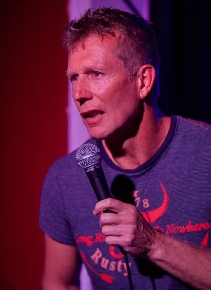    Тони Найт был известен как комик и дрессировщик собакСоцсети Тони Найта