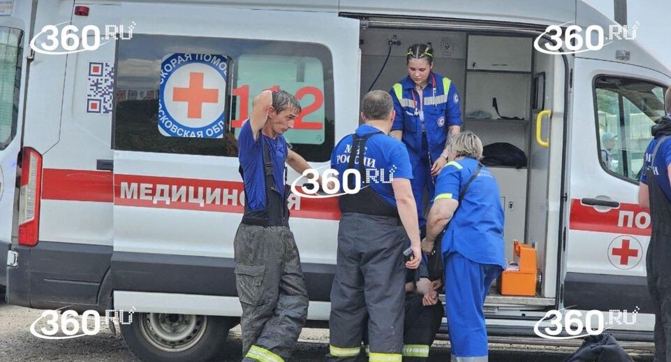 Несколько пожарных получили тепловые удары при тушении пожара в подмосковной Немчиновке, где горят деревянные паллеты, частный дом и обшивка ТЦ. Об этом сообщил источник 360.ru.