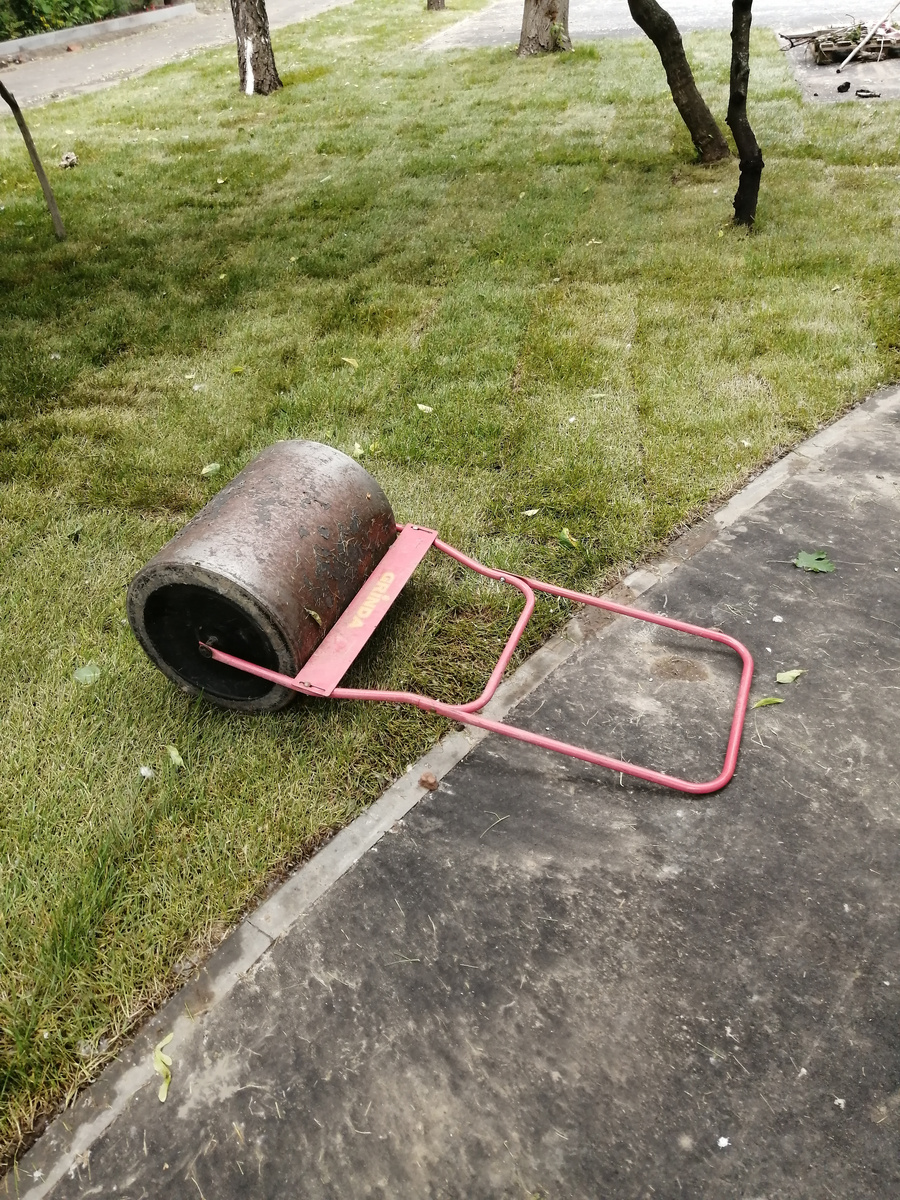 Приспособление для прикатывания газона. каток, валик и т.п.