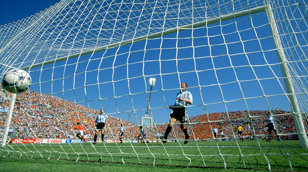 Мяч влетает в ворота сборной Аргентины. Фото Getty Images