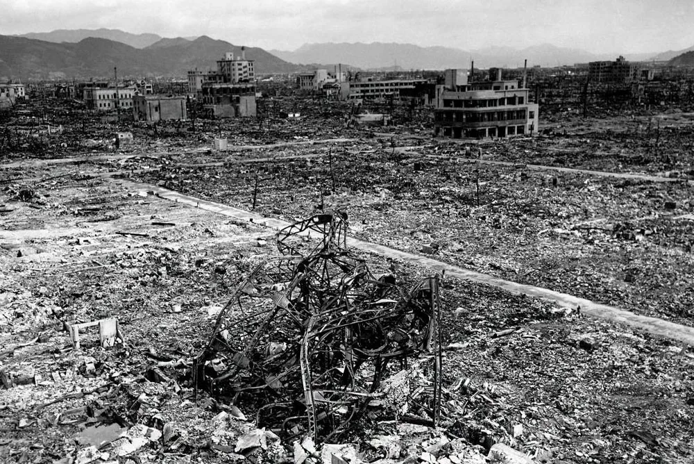 В начале августа 1945 года США сбросили две атомных бомбы на японские города Хиросима и Нагасаки.-2