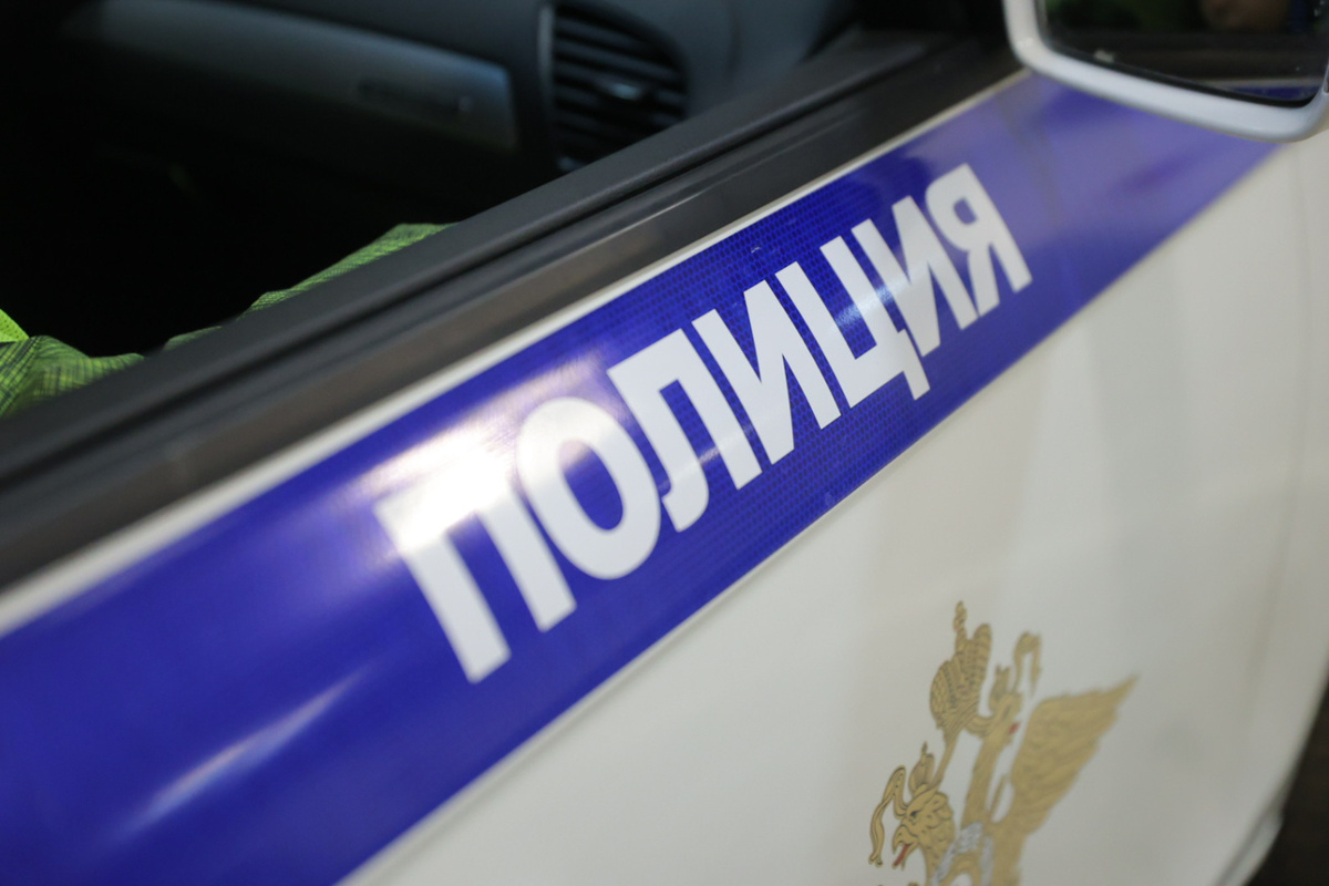 Отца пострадавшего забрали полицейские.  Фото: Фото: ФедералПресс / Евгений Поторочин