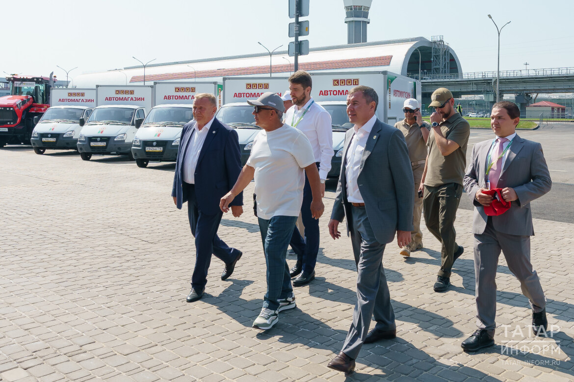 ​До начала обхода Раис РТ Рустам Минниханов вручил ключи от десяти автолавок районным филиалам Татпотребсоюза. Фото: © Салават Камалетдинов / «Татар-информ»