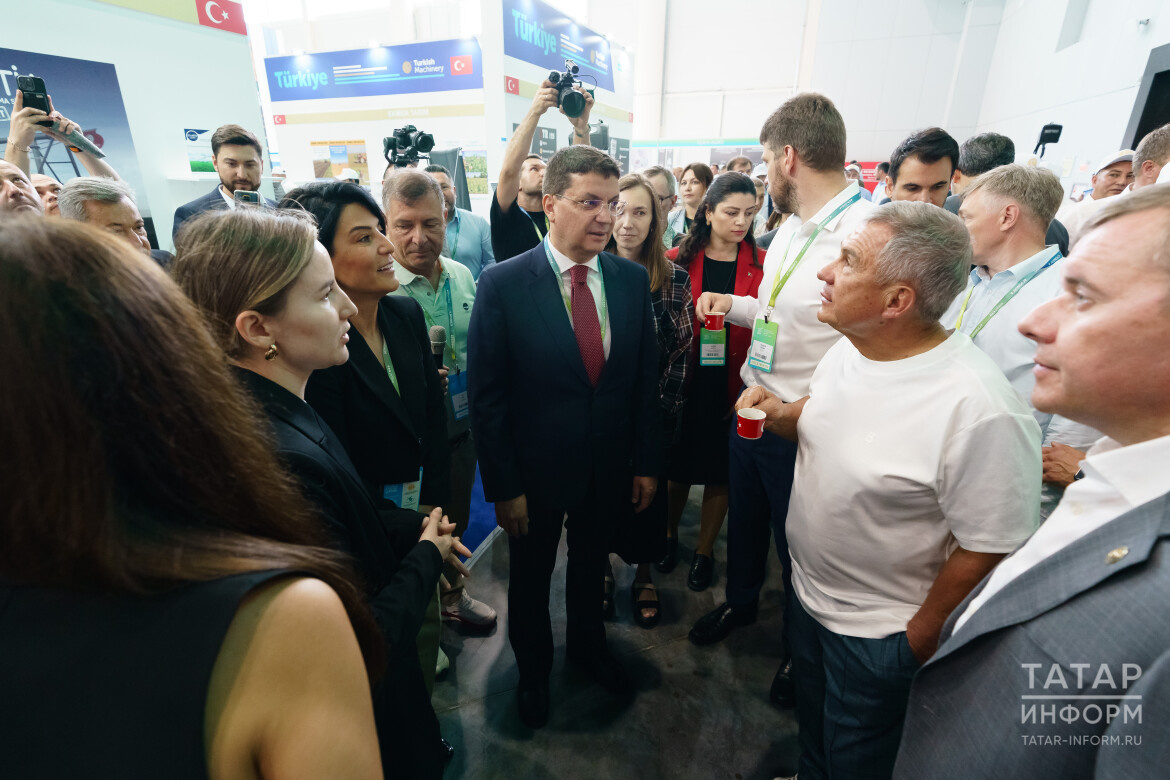 ​Первый стенд, к которому подошли почетные гости, принадлежал турецкой компании, презентующей оросительные системы. Здесь Минниханову и Разину предложили попробовать турецкий кофе. Фото: © Салават Камалетдинов / «Татар-информ»