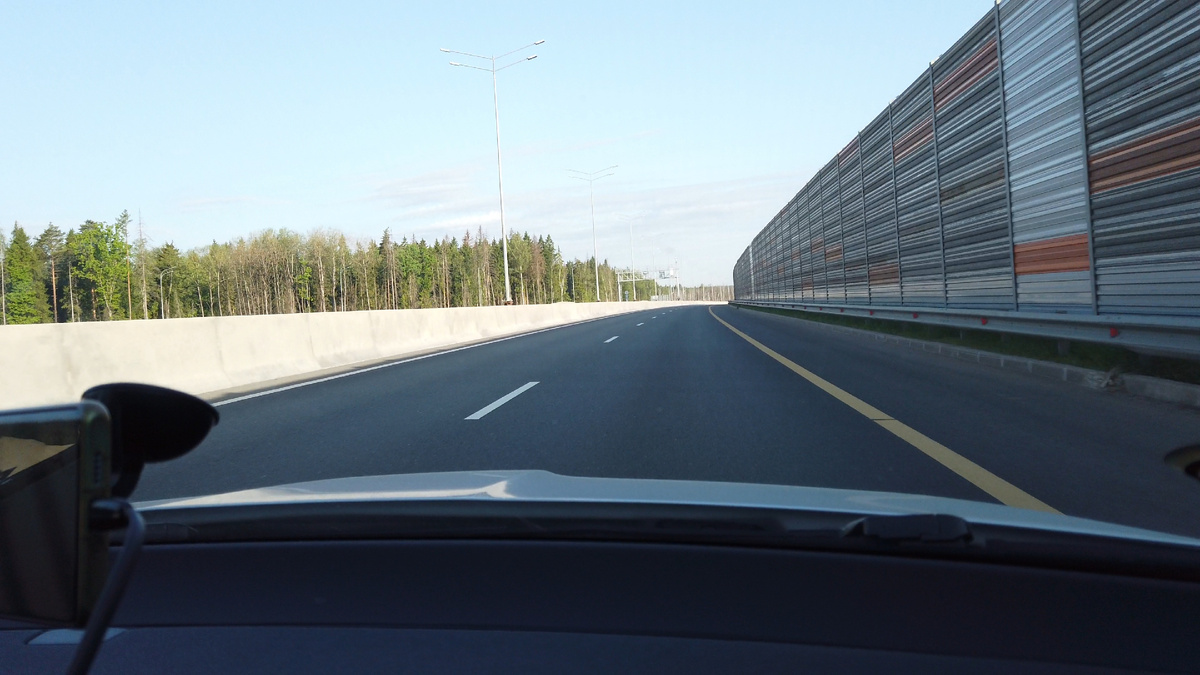 Следуя по М11 возникает чувство, что двигаешься в каком-то "гиперпереходе". Слева отбойник, справа шумопоглащающие щиты. По сторонам ничего интересного.