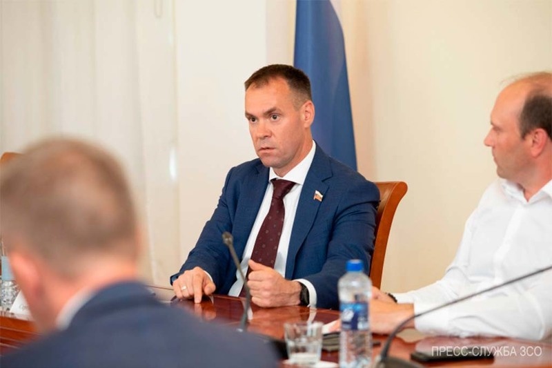    Нехватку специалистов в ресторанном бизнесе и другие вопросы туристической сферы региона обсудили в Заксобрании депутаты, владельцы ведущих ресторанов и отелей.