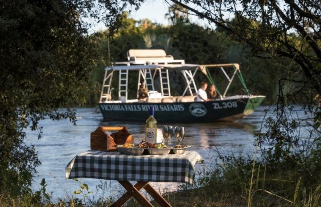 Пикник в джунглях во время речного сафари-круиза