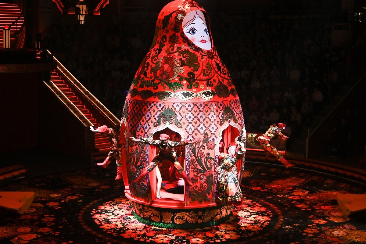 Спектакль «Матрешка» — новое представление цирка Никулина, отражающего всю глубину и полноту русской культуры.