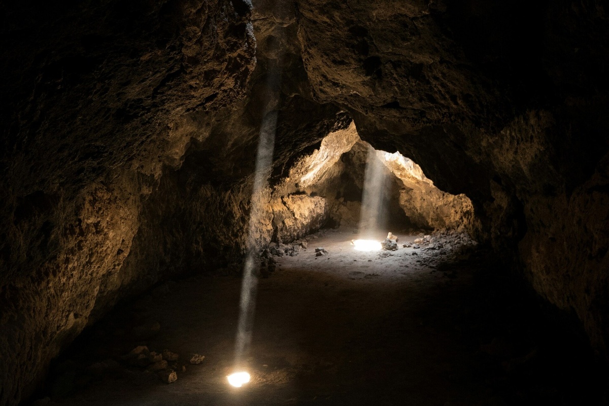В индонезийской пещере на острове Сулавеси найдена старейшая наскальная живопись. Ее возраст составляет 51 тысячу лет.