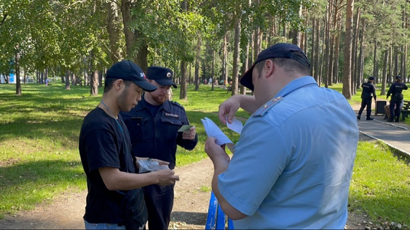 УМВД по Екатеринбургу подвело итоги рейда в Железнодорожном районе. Вместе с полицейскими мигрантов проверяли сотрудники ГАИ, кинологи и добровольцы. Всего за время операции проверили 51 иностранца.