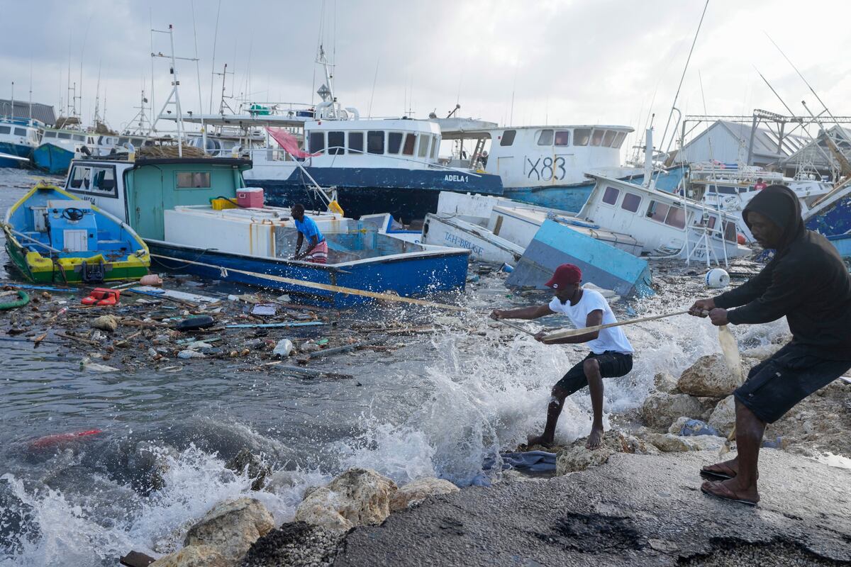 https://static.independent.co.uk/2024/07/02/11/APTOPIX_Barbados_Tropical_Weather_75700.jpg