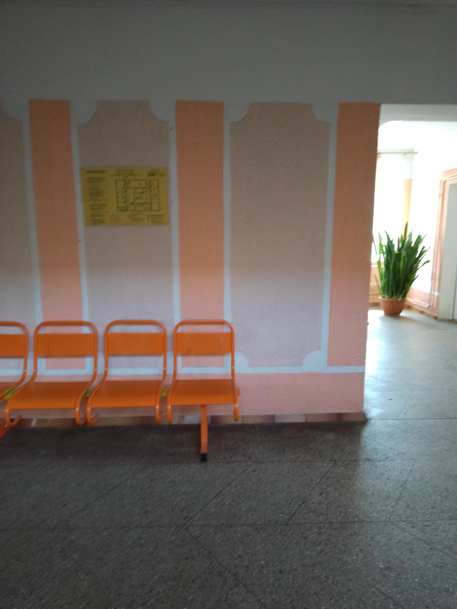 Очередей нет. Возле прививочного было немного