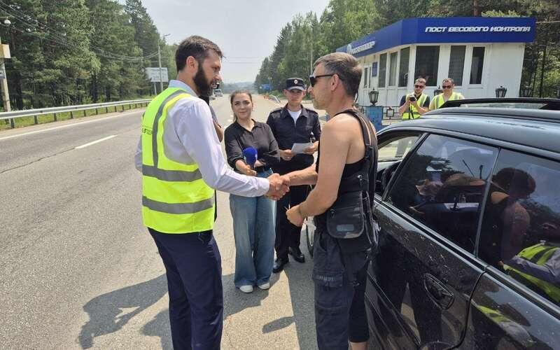 По всей России в июле пройдут рейды ГАИ, в рамках летних проверок инспекторы будут проверять у автовладельцев тонировку на транспортных средствах, уделят внимание безопасности детей и пешеходов, будут-2