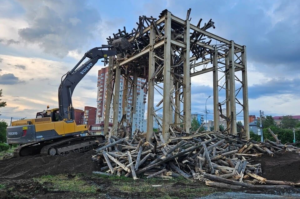 Снос арт-объекта Фото: Николай Оберемченко / КП