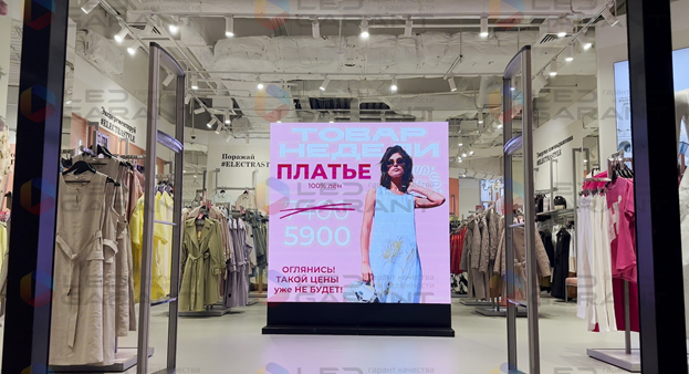 Видеопилон 1,92x1,92м p2,5, установленный компанией «LED-GARANT» у входа в магазин