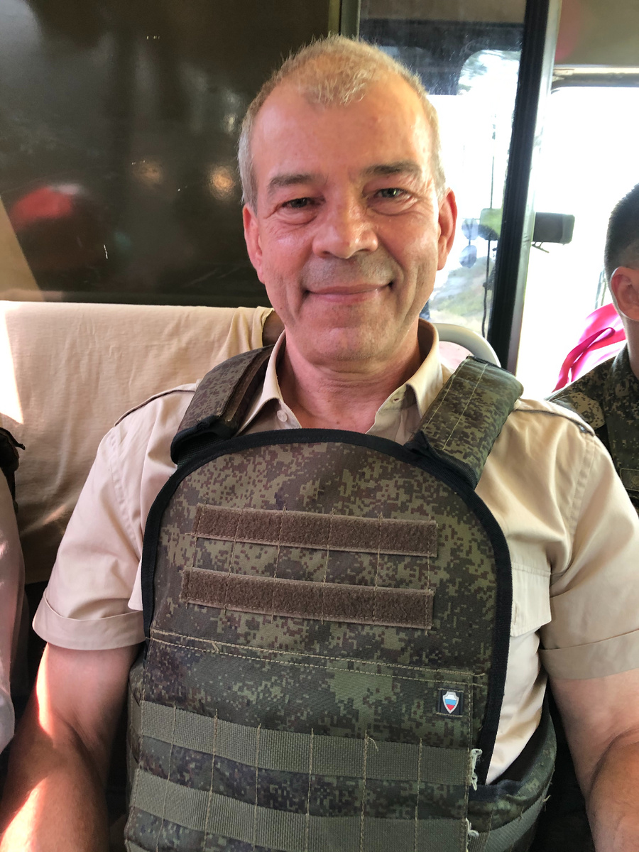 Завтра будет ровно год после этого Большого События в моей Судьбе. Год назад я сообщил в Администрации Президента о том, что хочу отметить свой 60-летний Юбилей с солдатами, За Лентой, в окопах. Мне пошли на встречу. Моя личная логика была проста - концертные площадки, Рестораны, Вип-залы, большие и нарядные праздники в моей жизни были. Были Континентали и Адмиралы, были сцены с хорошим звуком и много подарков. Были и будут, конечно. А, если я проведу этот день в окопах - запомню на всю жизнь. Запомнят мои дети и внуки. Это Важно. - Так и случилось. Там, незапланированно пару концертов работали вместе с Юлей Чичериной. Просто случайно совпало. Но, было радостно. Там мне сапёры подарили бутылку коньяка. Которую я сразу передал парням из Ансамбля ЦВО. Я же не пью давно..  И ребята на обратном пути  выпили в нашем пыльном  "Пазике" за моё здоровье. Там было жёстко, по-мужски, по настоящему - Юбилейно. 