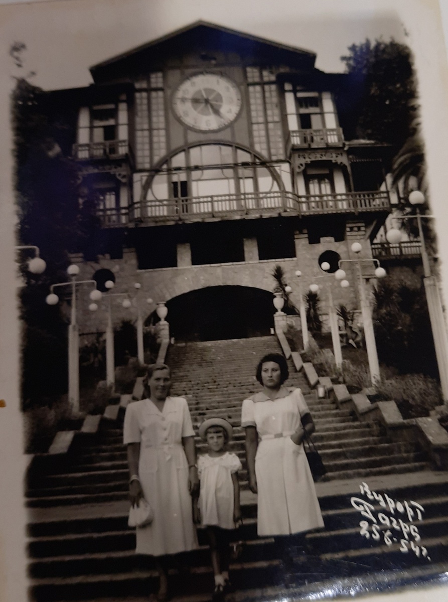 Слева мама Вали, в середине Валя