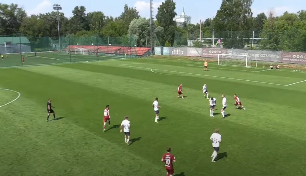 ​Первый тайм встречи «Рубин» – «Крылья Советов» был небогат на яркие события. На острие атаки казанцев был Дардан Шабанхаджай, которому чуть ниже помогали Чумич, Вада, Юкич и Зотов. Фото: скриншот видео
