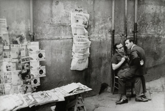 Пресса. Неаполь, Италия, 1960. Фотограф Анри Картье-Брессон