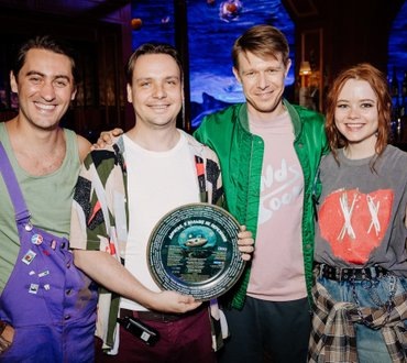     Дмитрий Чеботарев, Александр Фомин, Никита Ефремов и Мила Ершова на съемках фильма «Дорогая, я больше не перезвоню»