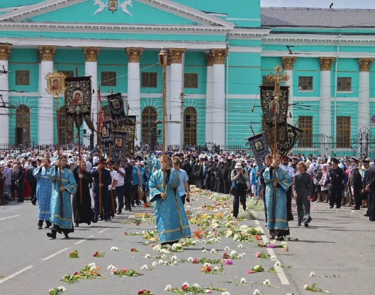    В центре Курска временно запретят парковку транспорта