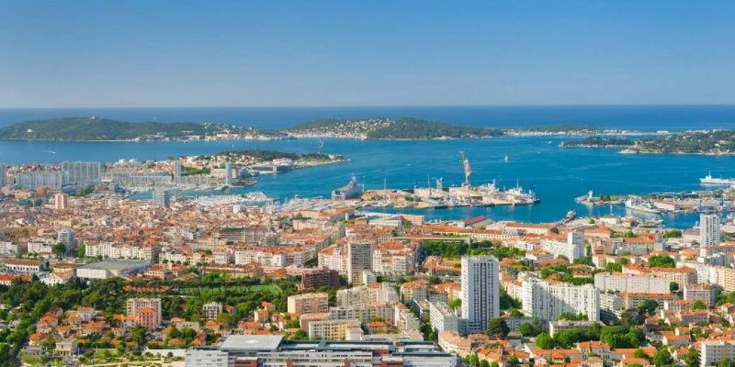 Тулон — крупный французский город на березу Средиземного моря.