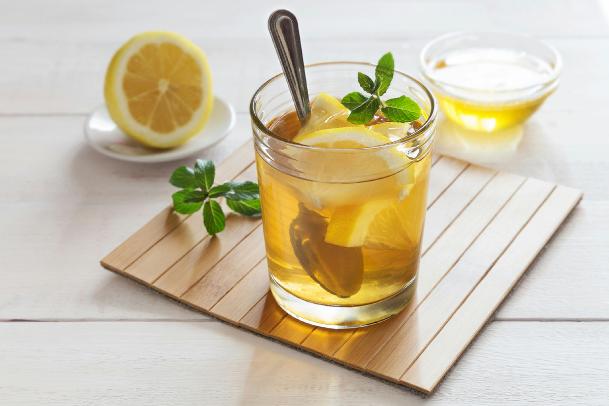 Фото: https://unsplash.com/photos/a-glass-of-tea-with-lemon-and-mint-nbEojRupukQ