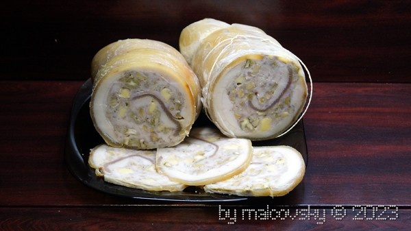 Рулет из свиной шкуры с куриным фаршем и орехами