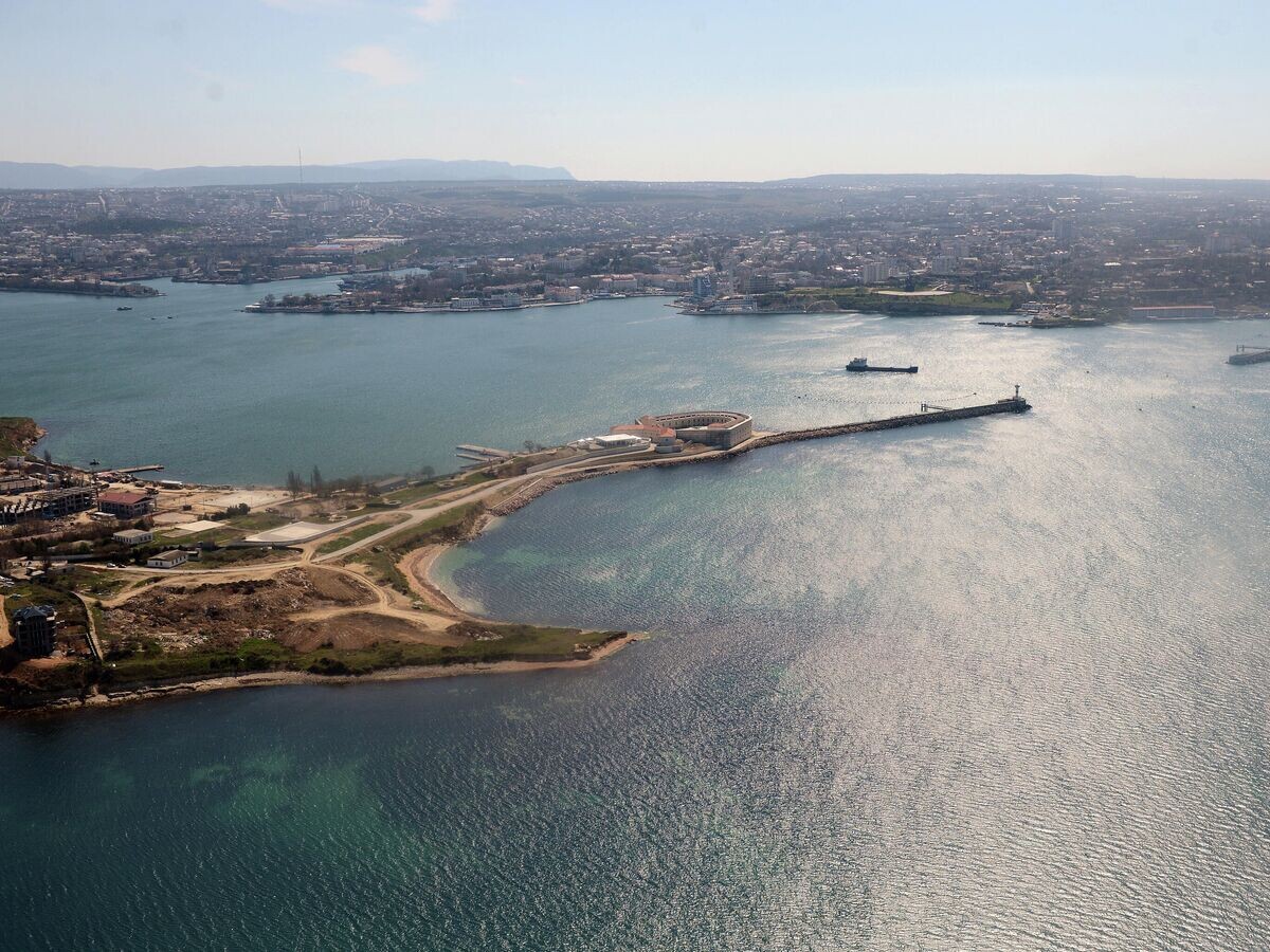    Вид на Константиновский форт и Севастопольскую бухту из вертолета.© РИА Новости / Сергей Мамонтов