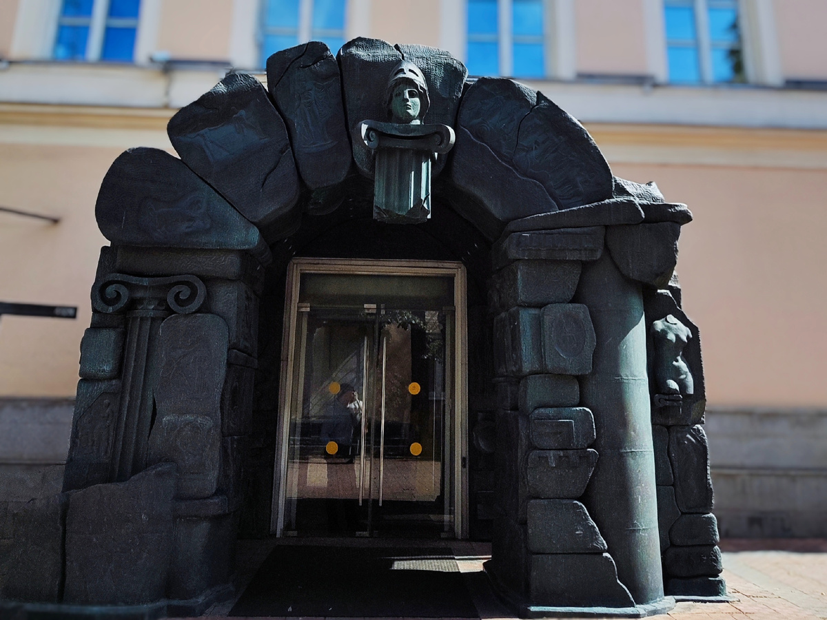 Вход в Музей современного искусства. Арку в античном стиле создал Зураб Церетели. 