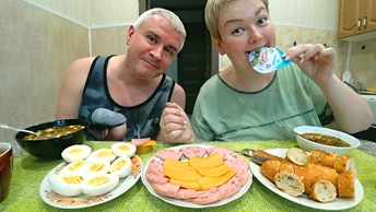 Мукбанг мне ТАК ВКУСНО! ПЛОТНЫЙ обед БЕЗ ДИЕТ! Болтаем о НАСУЩНОМ! Семейный обед в России