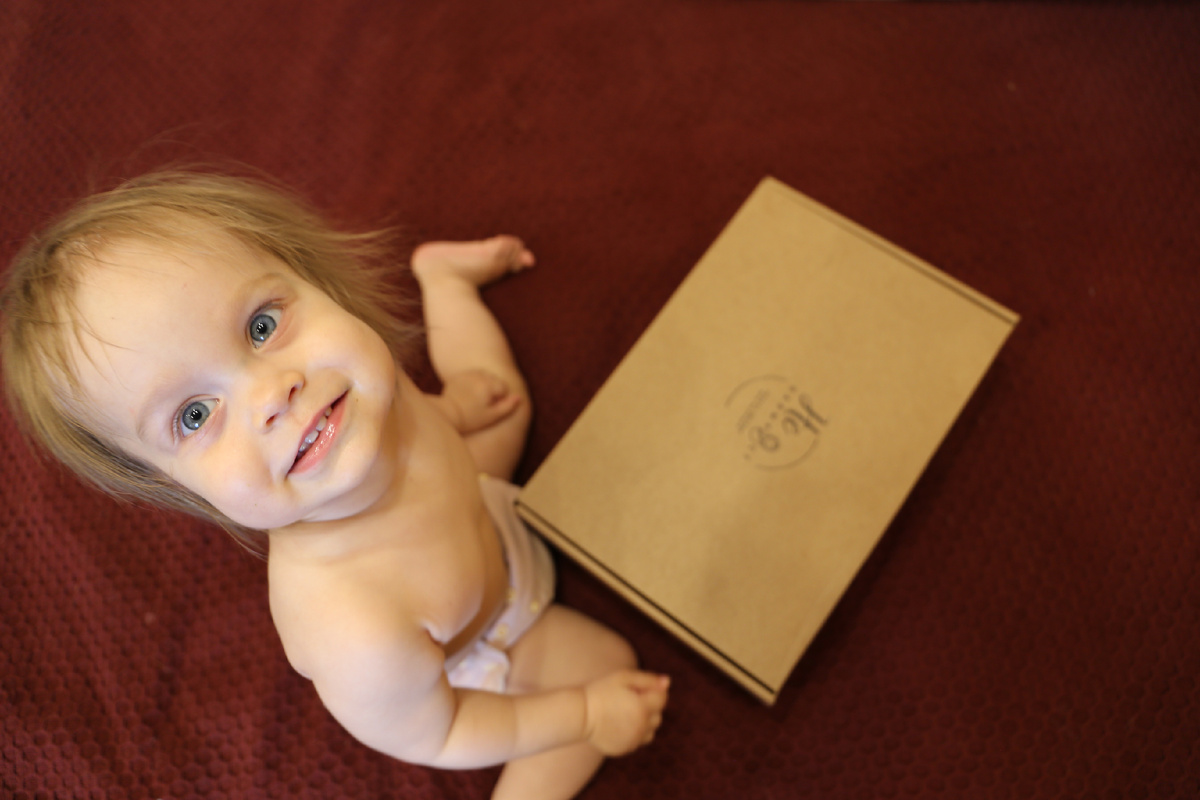 Моя дочка Диана со свежесобранной коробкой вещей на прокат