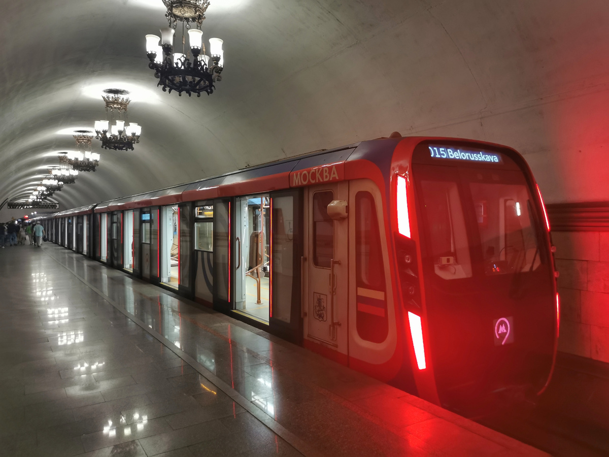 Поезд "Москва-2020" на станции "Киевская" Кольцевой линии метро. Последний вагон - 75025 "Москва 2020".